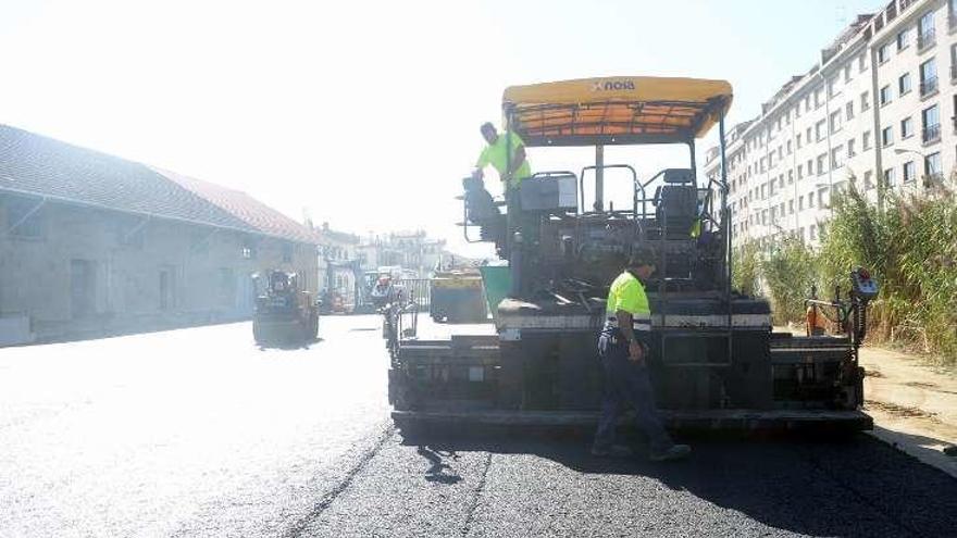 Obras de asfaltado de la Praza da Estación. // Noé Parga