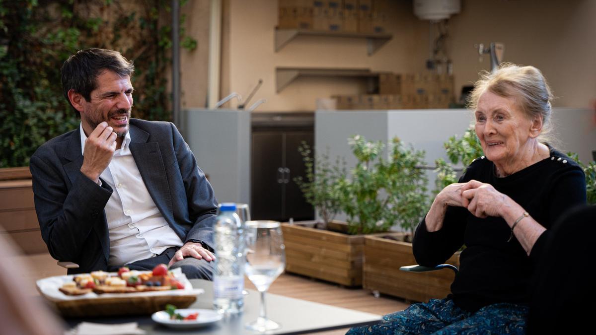 Annie Ernaux, Premio Nobel de Literatura 2022, junto al ministro de Cultura, Ernest Urtasun, este jueves en Madrid.