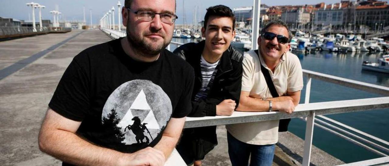 De izquierda a derecha, Sergio Buelga, Mario Valdés y Armando Felgueroso, miembros de la Compañía Asturiana de Comedias, ayer, en el puerto deportivo de Gijón.