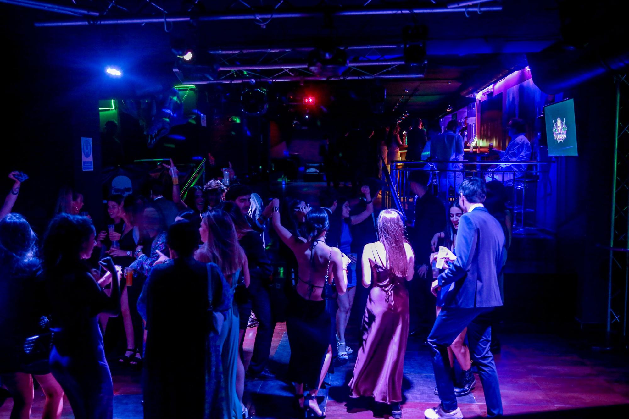 Varias personas bailando en la pista de una discoteca de Madrid