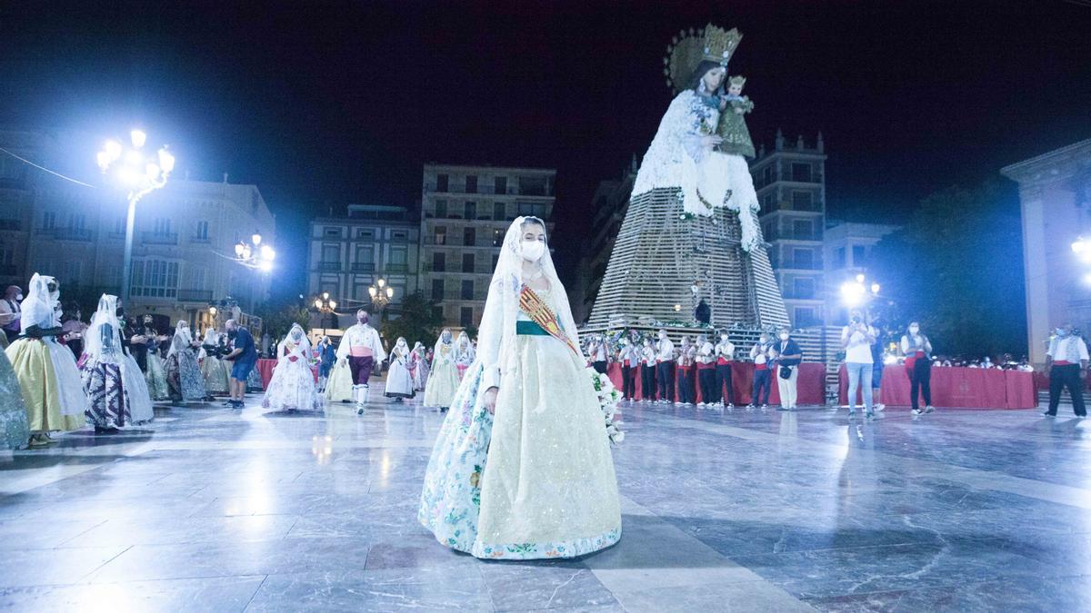 Llegada de la Fallera Mayor Infantil 2021 a la plaza de la Virgen en la Ofrenda