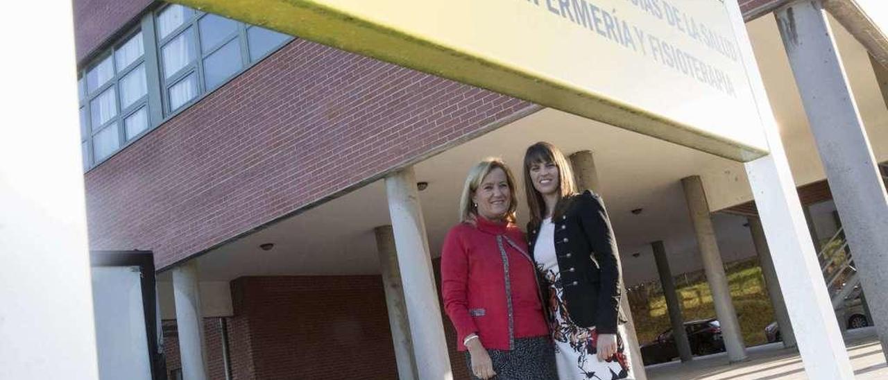 Pilar Mosteiro y Marta Sánchez, ante el edificio de Enfermería en el campus del Cristo.