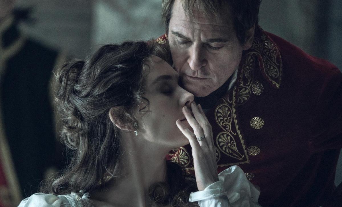 Napoleón (Joaquin Phoenix) y Josefina (Vanessa Kirby), en una escena de la película.