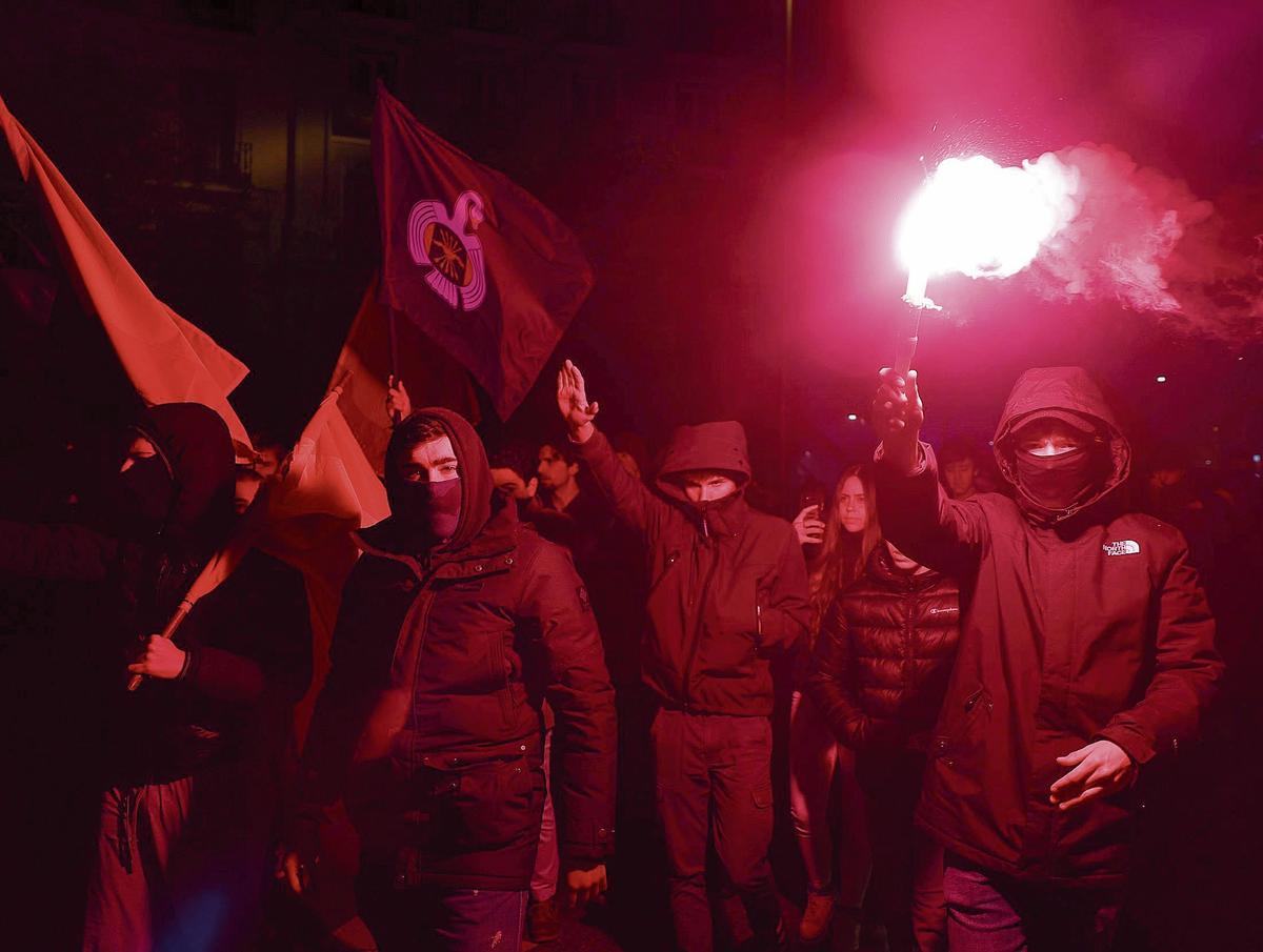 Jóvenes desfilando brazo en alto por Madrid en una manifestación de la Falange el 21 de noviembre de 2025