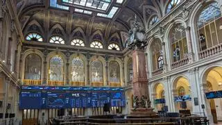 El Ibex 35 baja un 0,9% en el arranque de la sesión y se sitúa en los 18.815 puntos, mientras el petróleo retrocede hasta los 115 dólares
