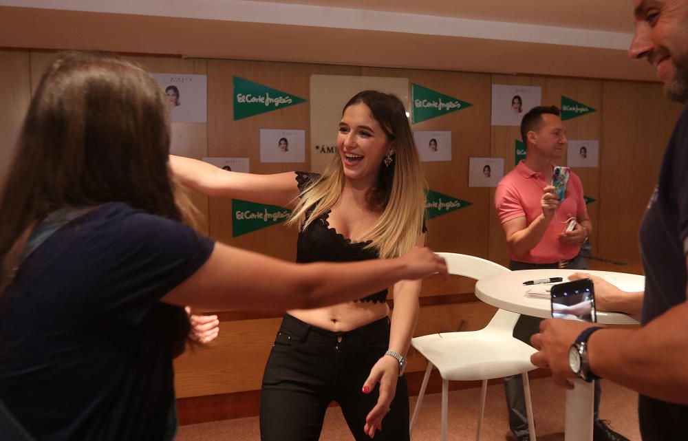 Firma de discos de Mireya de OT en Málaga