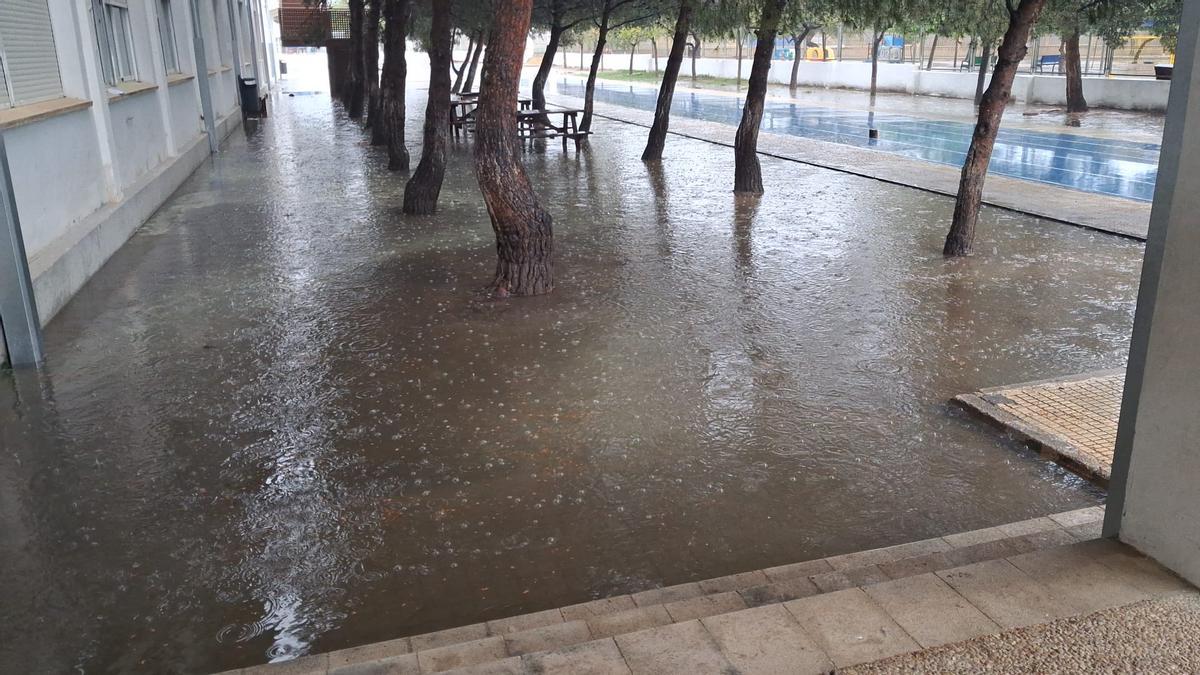 Una zona del patio del colegio Emilio Varela, inaccesible tras las lluvias