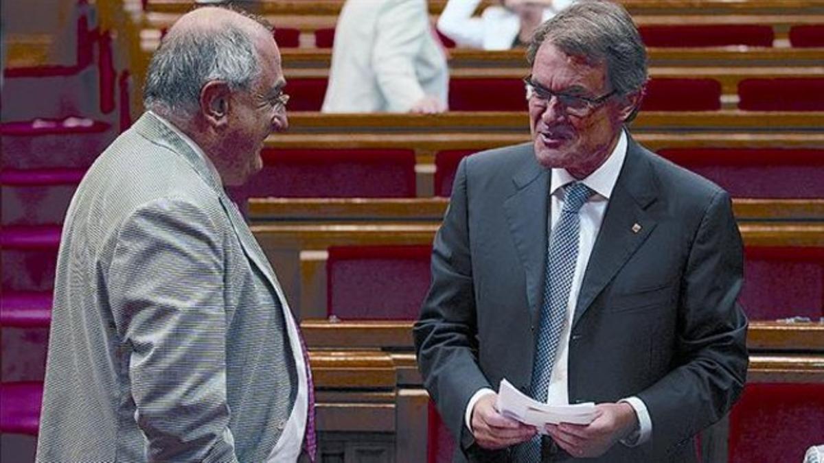 El socialista Joaquim Nadal conversa con el president, Artur Mas.