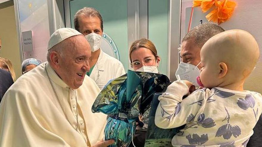 El papa bautiza a un bebé en el hospital en el que está ingresado.