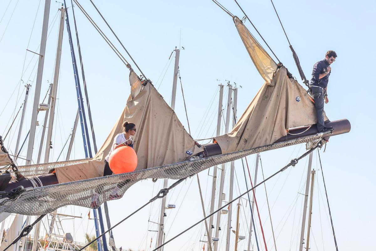 El velero histórico Pascual Flores ya está en la bahía de Torrevieja