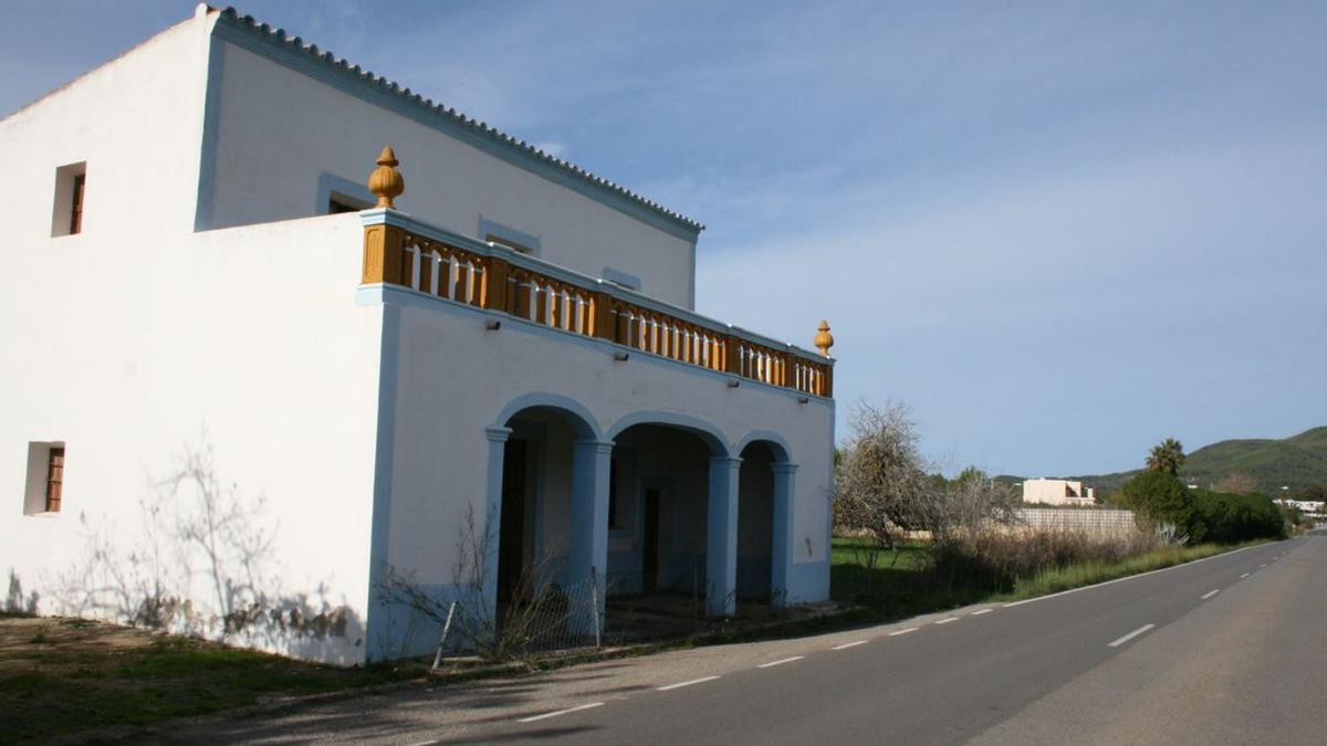 La carretera de Sant Joan de Labritja, al seu pas per Sant Llorenç. A l’esquerra la casa de can Sanç. Aquí la carretera fa partió entre les vendes de Porrals, al sud i Santa Llòcia al nord.