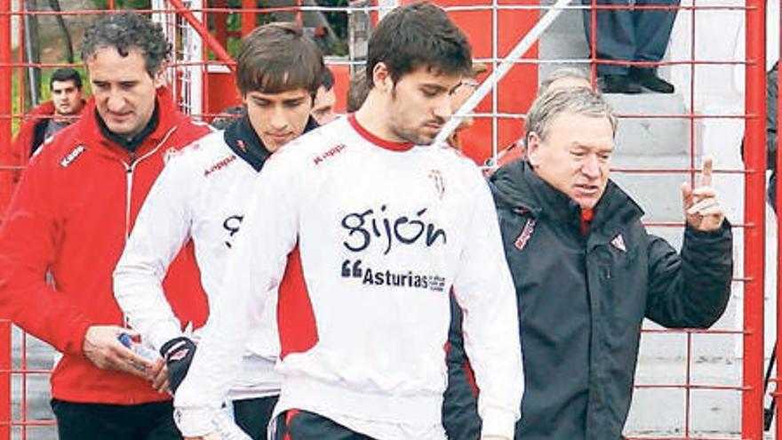 Roberto Canella conversa con Clemente antes del entrenamiento.