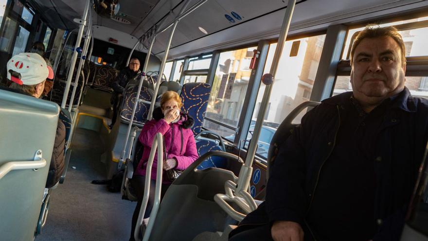 Usuarios del servicio de transporte público de Zamora durante la jornada de ayer.