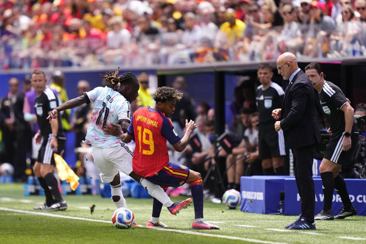 Lamine roba el balón a Doku. Lamine roba el balón a Doku.