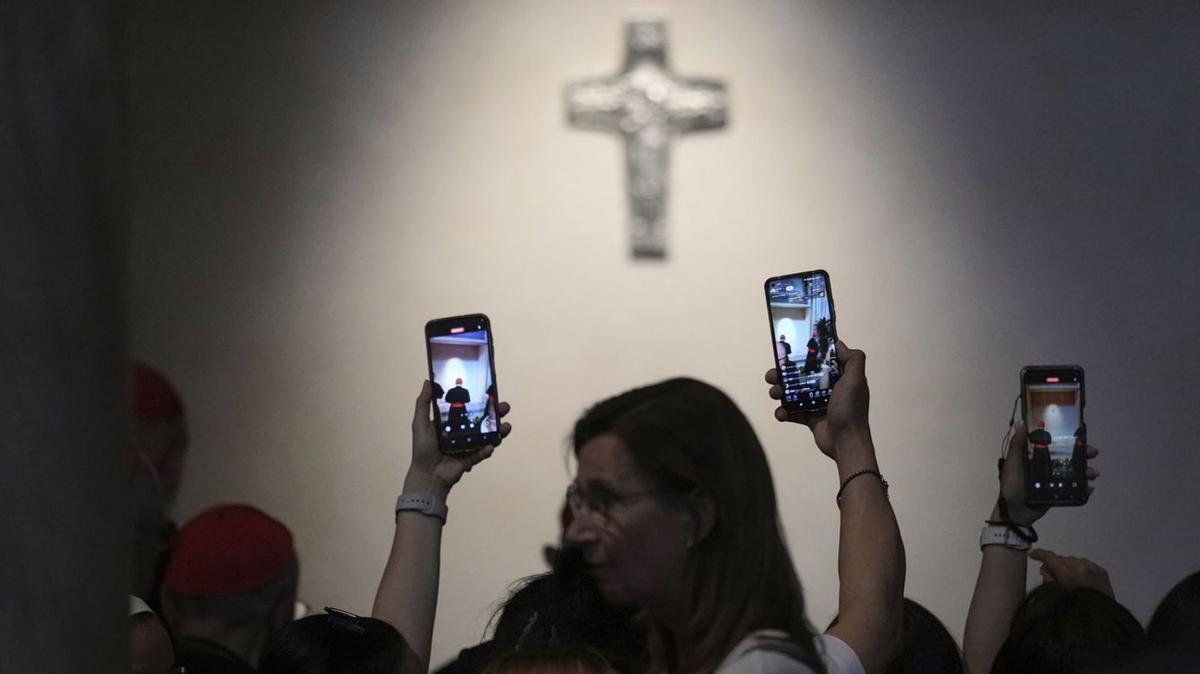 Público, en la plaza de San
Pedro, durante la misa de
ayer por el papa Francisco.
| Associated Press