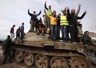 Gadafi resiste en Trípoli con los rebeldes a las puertas de la capital