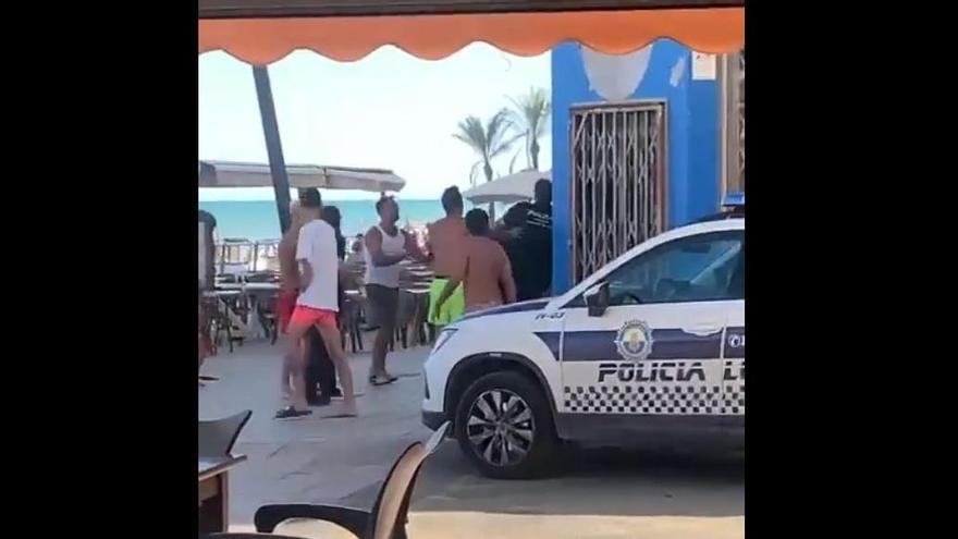 Brutal agresión a dos policías en la terraza de un chiringuito