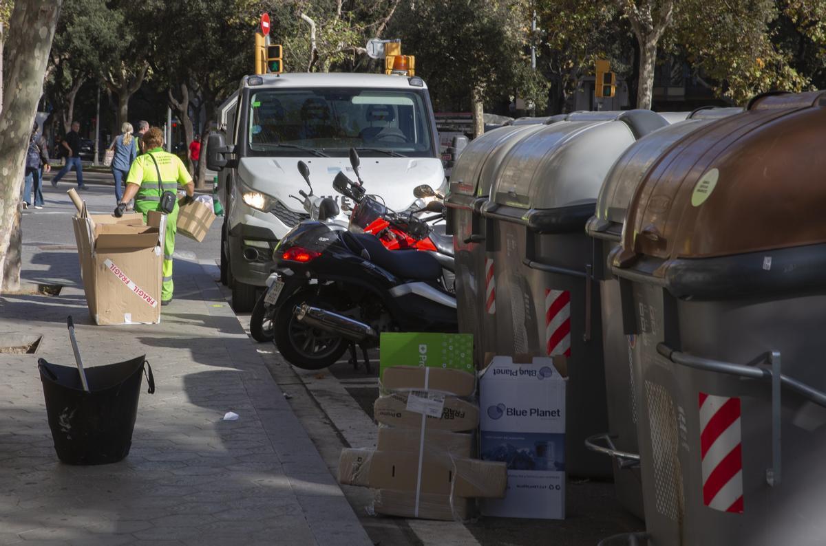 Cajas de cartón abandonadas junto a unos contenedores, en los Jardinets de Gràcia cerca de Diagonal, en Barcelona.