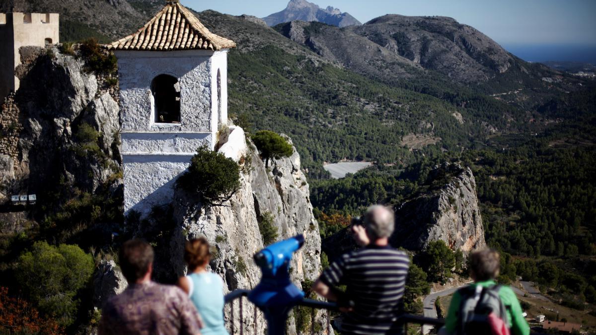 Una de las rutas que ofrece se inicia en Benimantell y termina en el embalse de Guadalest.