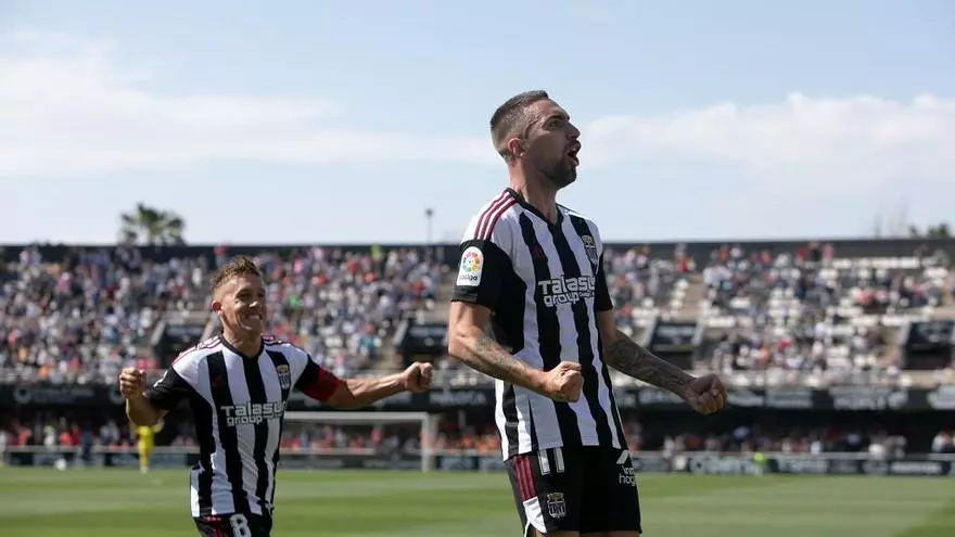 El FC Cartagena gana al Sporting y se mantiene a dos del Albacete (2-1)