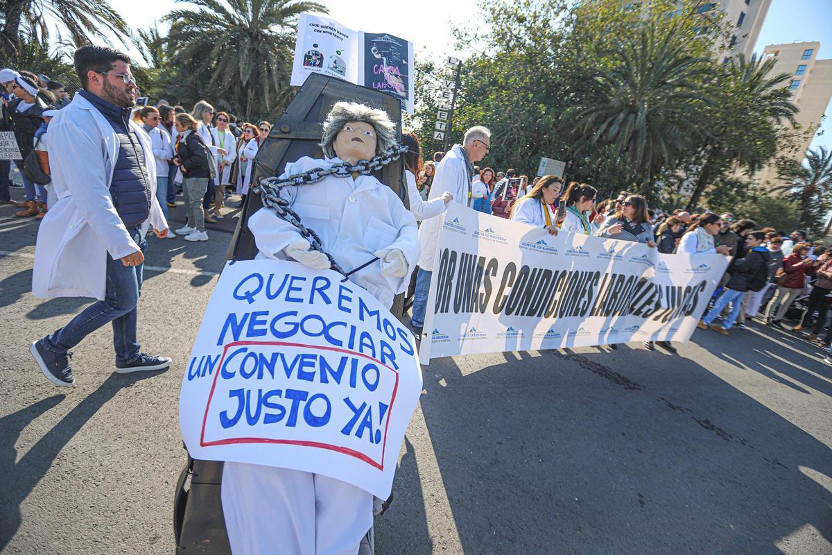 Manifestación del personal subrogado del Hospital de Torrevieja este mes de marzo para pedir mejores condiciones.
