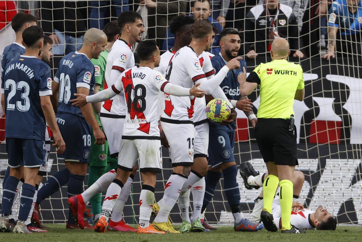 MADRID 18/03/2023.- El centrocampista del Rayo Vallecano Óscar Valentín (d) se duele durante el partido de la Jornada 26 de LaLiga Santander, que enfrenta este sábado al Rayo Vallecano y Girona FC en el estadio ’Campo de fútbol de Vallecas’ en Madrid. EFE/ Mariscal