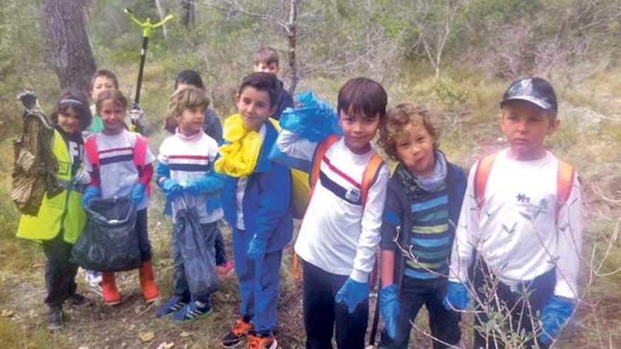 Els alumnes fan net el bosc de Bellver