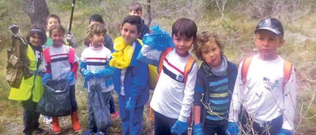 Els alumnes fan net el bosc de Bellver