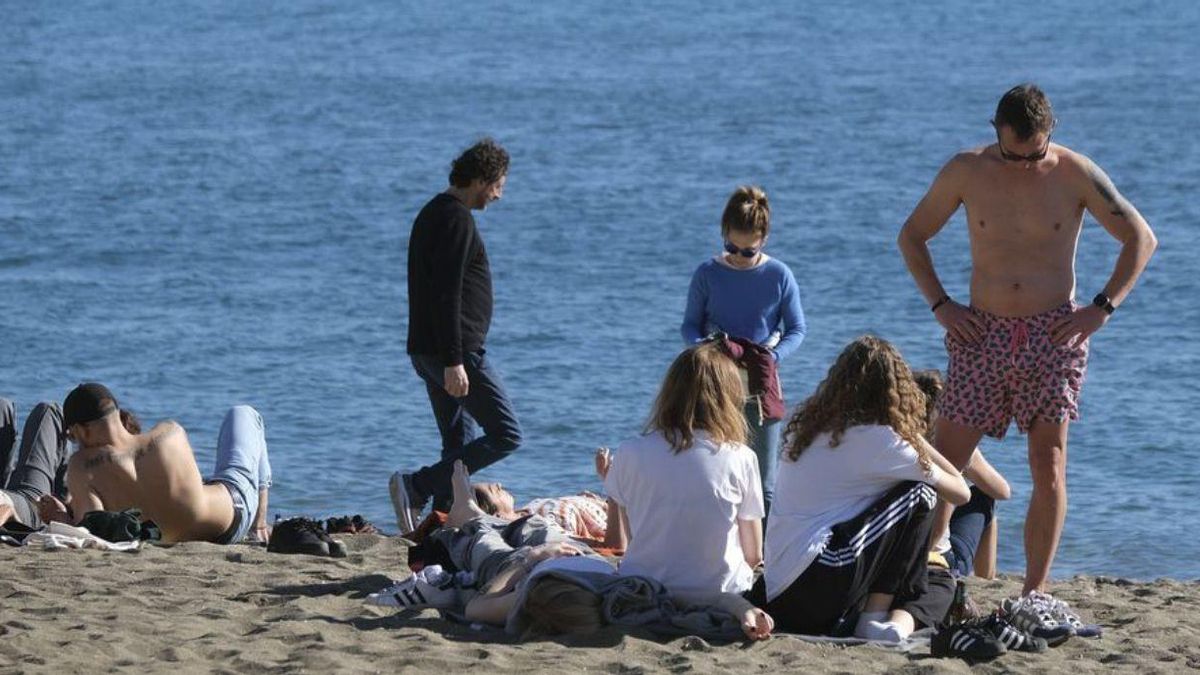 Un gurpo de jóvenes, en la playa.