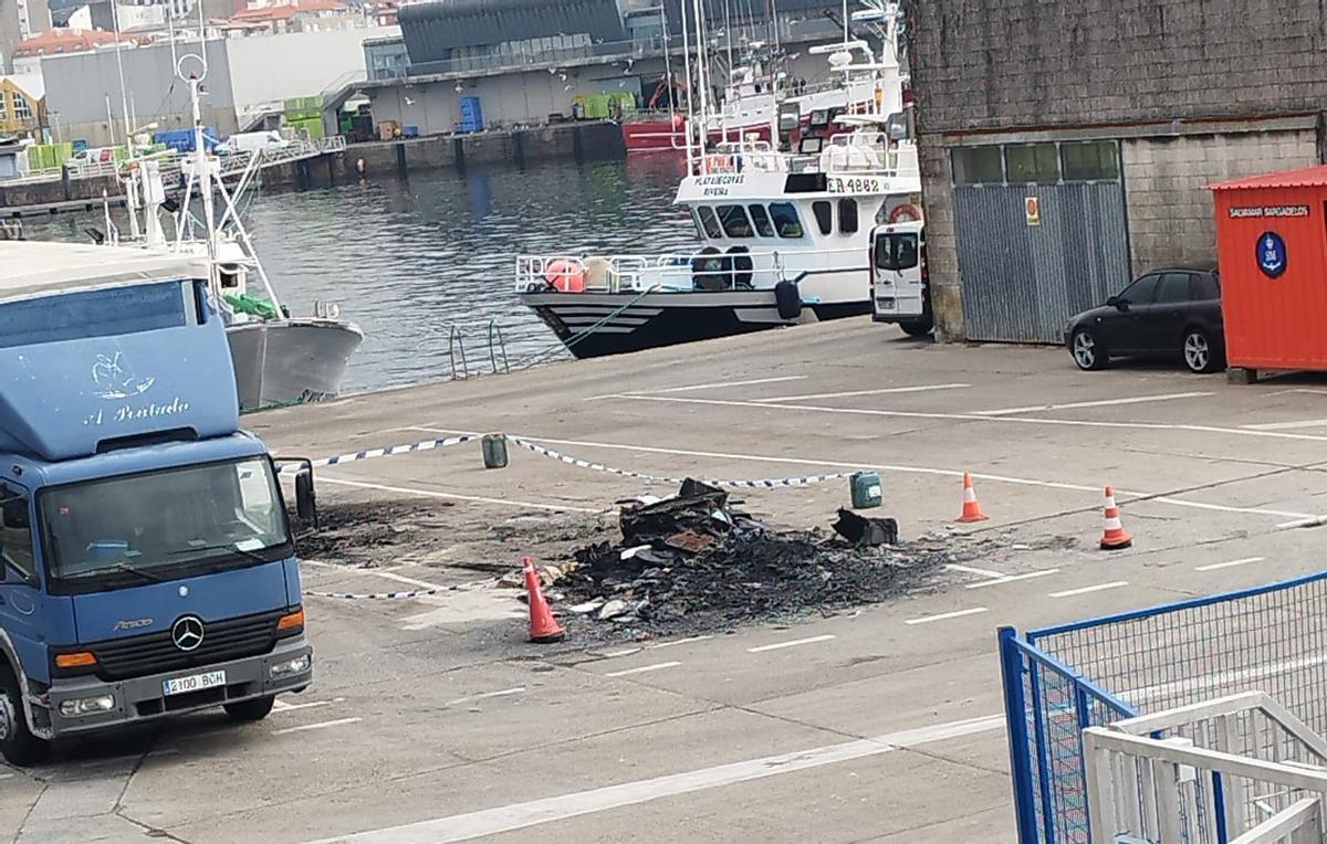 Zona donde estaba el camión que resultó calcinado en el puerto de Ribeira.