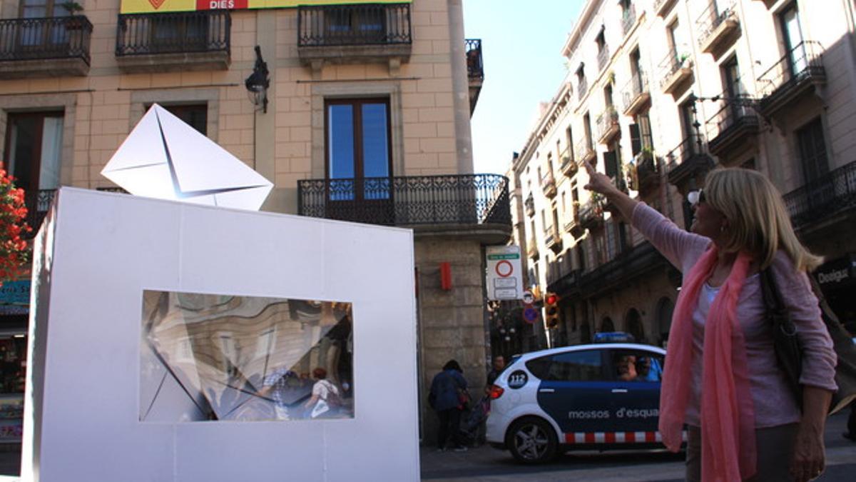 Marcador con la cuenta atrás hacia la consulta del 9-N instalado en la plaza de Sant Jaume por la ANC y Òmnium Cultural