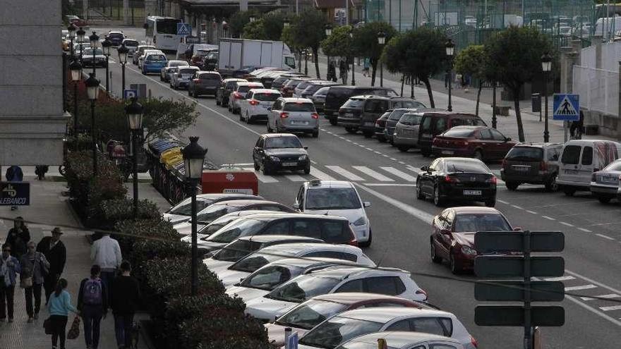 Vehículos estacionados en la avenida de Ourense de Marín. // Santos Álvarez