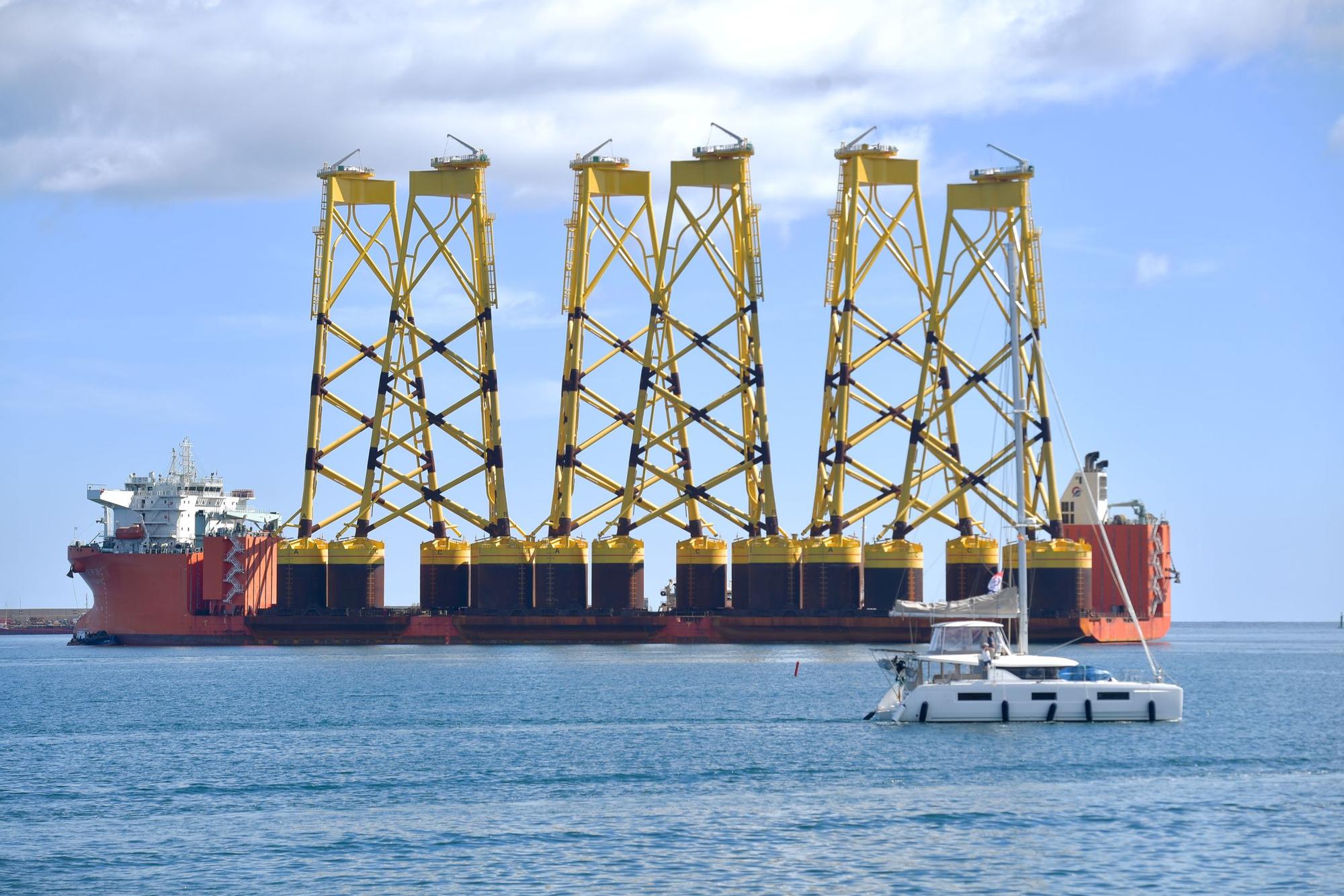 El buque Fan Zhou 10 recala en el Puerto de Las Palmas con estructuras para aerogeneradores