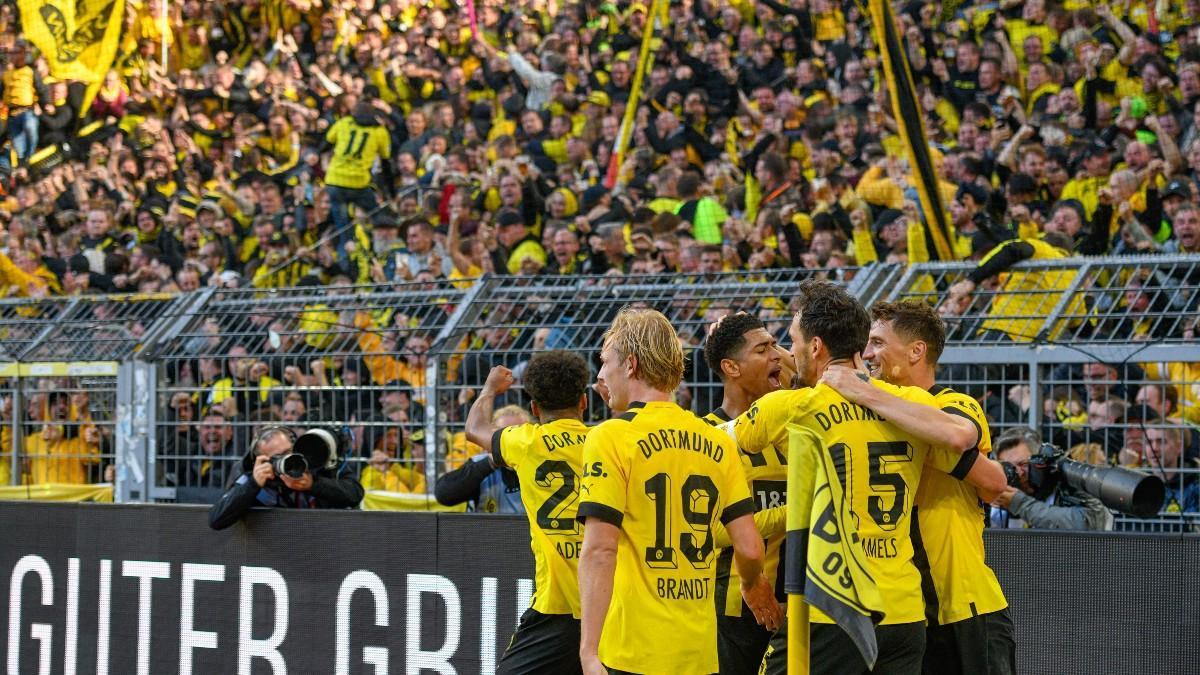 Los jugadores del Dortmund celebran el tanto de la victoria ante el Schalke