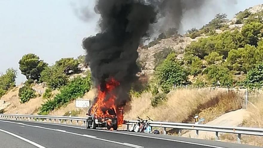 Una pareja huye de su coche en llamas en la 340 en Castellón