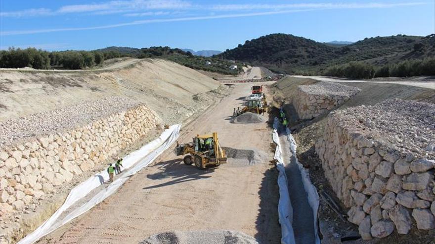 La empresa acelera el acabado de la variante de la A-318 en Lucena