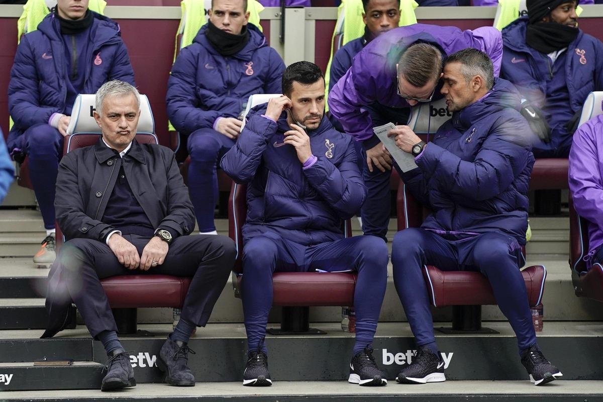 José Mourinho (izquierda) sentado junto a su entrenador asistente, Joao Sacramento (centro), durante su gestión en el Tottenham