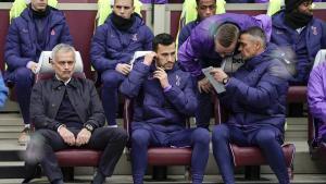José Mourinho (izquierda) sentado junto a su entrenador asistente, Joao Sacramento (centro), durante su gestión en el Tottenham
