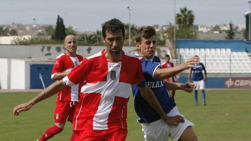 Mariano Sánchez protege el balón en el partido de ayer disputado en el Álvarez Claro.