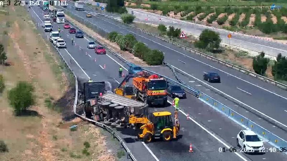 Camión accidentado en Utiel
