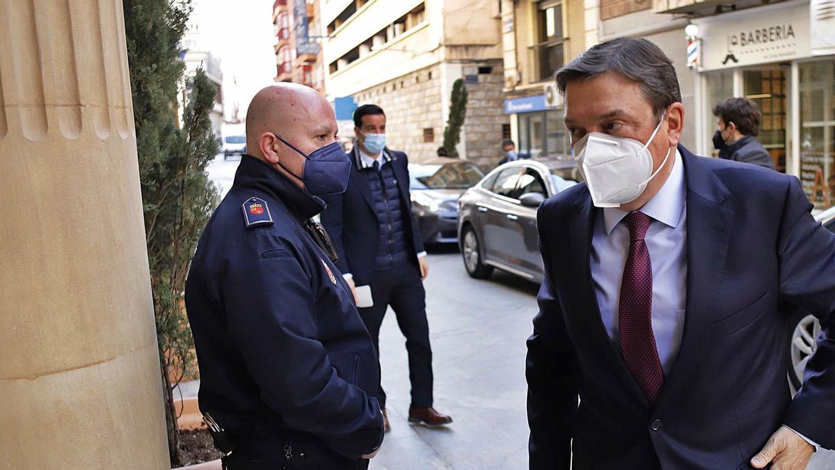 El ministro de Agricutlura, Luis Planas, a su llegada al palacio de San Esteban para reunirse con el presidente regional.  | JUAN CARLOS CAVAL