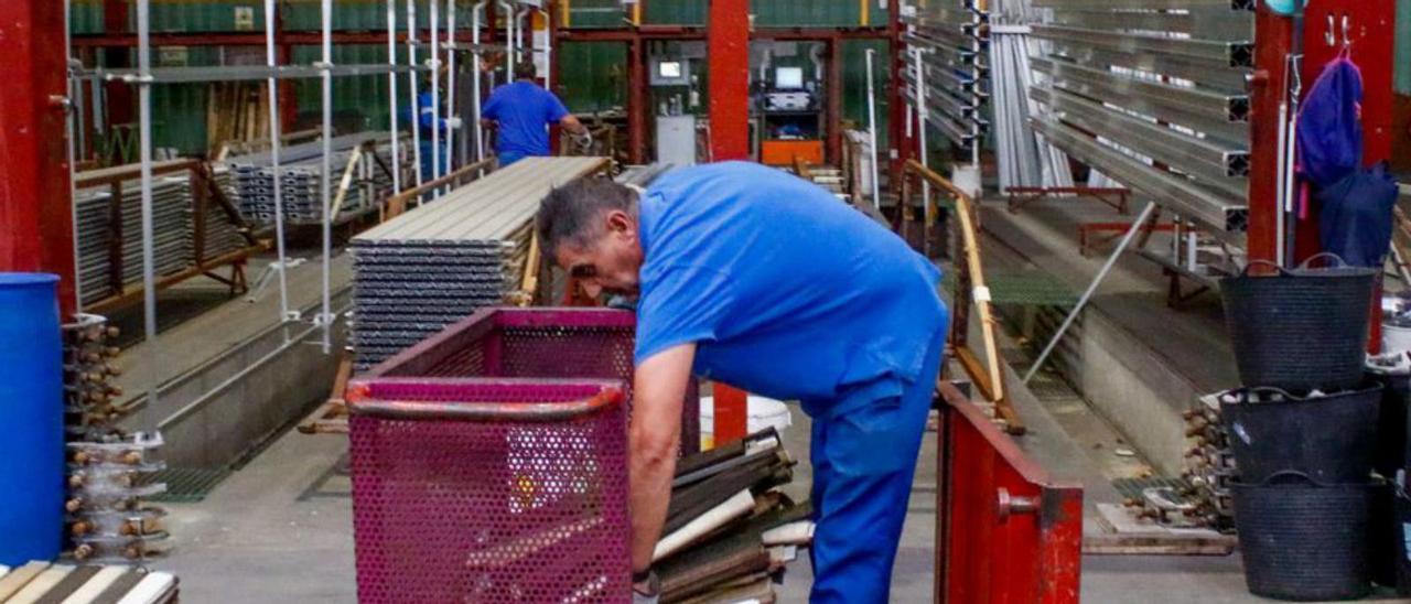 Interior de la fábrica de Extrugasa, en Valga.