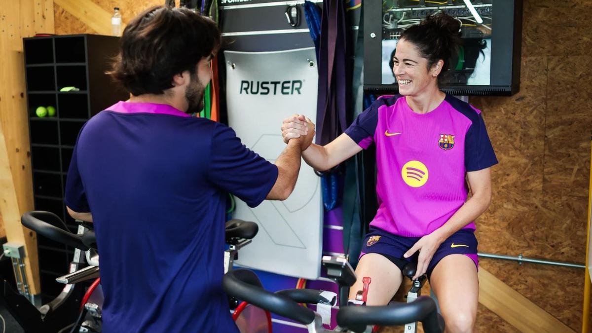 Marta Torrejón se saluda con Pere Romeu