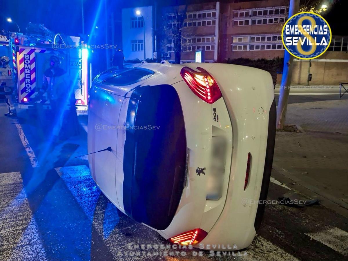 Retenciones y desvíos tras un vuelco en la intersección de La Borbolla y Guardia Civil.