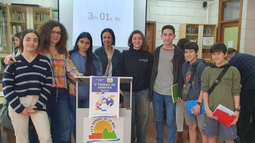 Pela izquierda, Paloma Arbaizar, Nidia Fernández, Marta Blanco, Olga Orviz, Marta Fernández, Miguel García y Nicolás y Guillermo García-Almuzara, nel IES de Arroyo de la Miel.