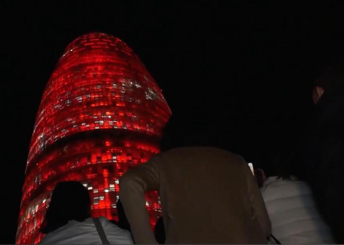 La Torre Glòries iluminada de 'Rojo Chino' el pasado 24 de enero.