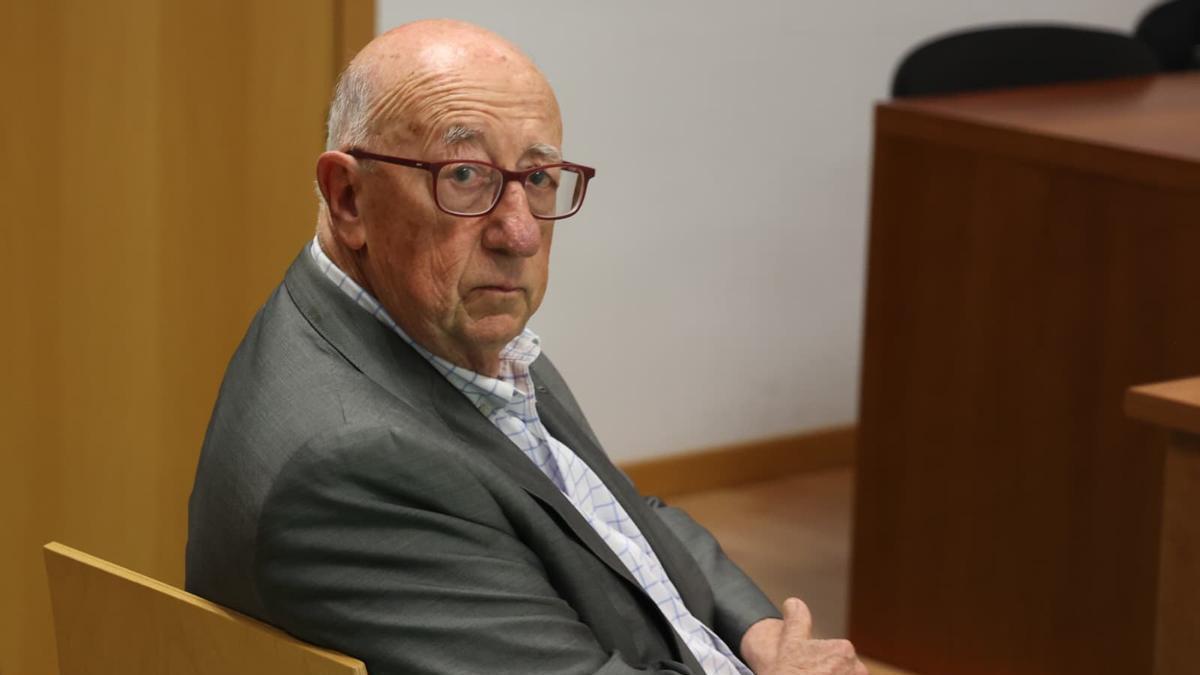 Julio de España sentado en el banquillo este lunes al inicio de la vista en la Audiencia Provincial.