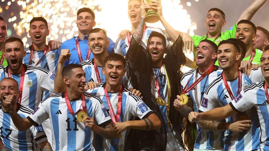 Arriba, Messi levanta el trofeo de campeón del mundo junto a sus compañeros.