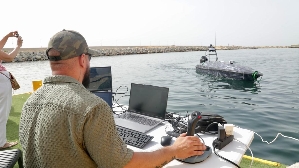 L’embarcació no tripulada és manejada a distància des del moll 19 del port