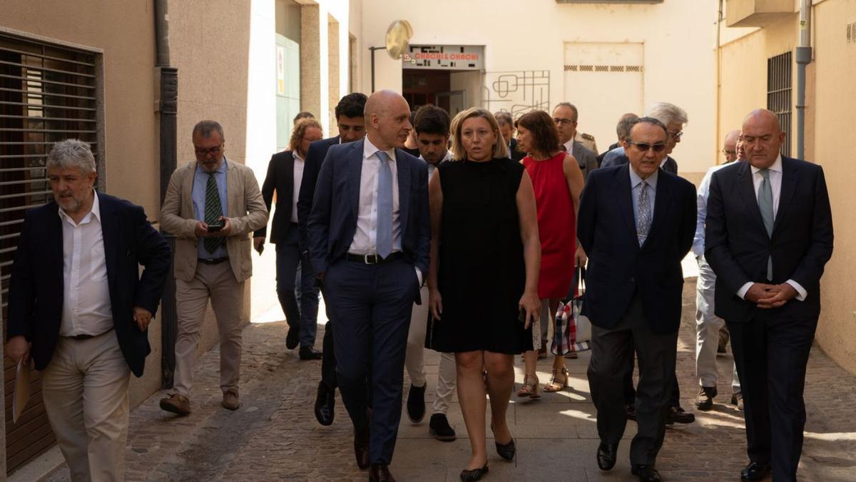 En primera fila, Carlos Zardaín, Isabel Blanco, Javier Moll y Jesús Julio Carnero, camino del Museo.